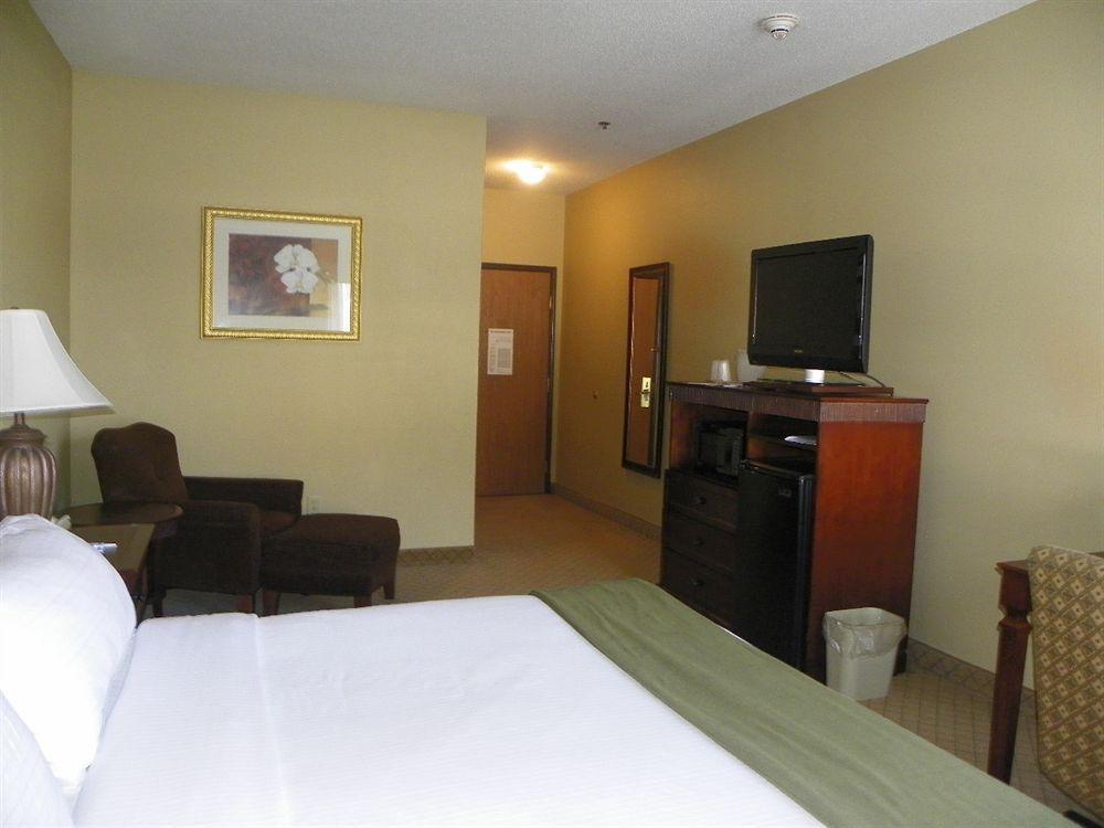 Holiday Inn Express Fairfield By Ihg Exterior photo