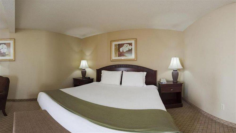 Holiday Inn Express Fairfield By Ihg Exterior photo