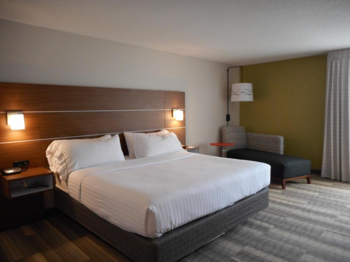 Holiday Inn Express Fairfield By Ihg Exterior photo