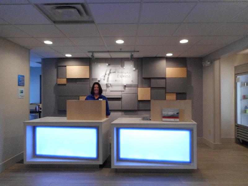 Holiday Inn Express Fairfield By Ihg Exterior photo